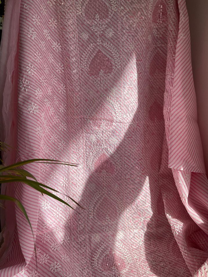 Ensemble de costume en voile de coton imprimé avec broderie Chikankari Jaal et travail de sequins-cutdana avec dupatta en mousseline (Lot de 3) (Non cousu)