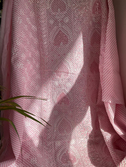 Ensemble de costume en voile de coton imprimé avec broderie Chikankari Jaal et travail de sequins-cutdana avec dupatta en mousseline (Lot de 3) (Non cousu)