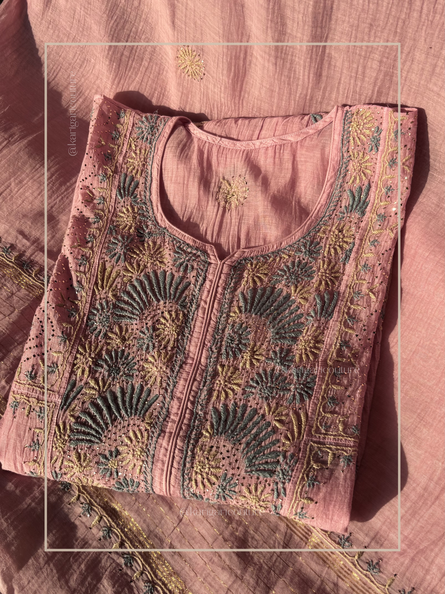 Tunique froncée en mulmul Chikan et Mukaish brodée main avec dupatta