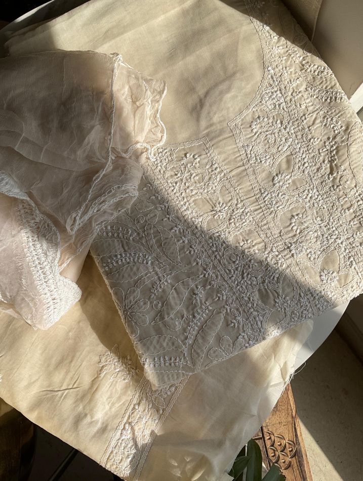 Ensemble costume en voile de coton avec travail de chikankari jaal et encolure, et dupatta en mousseline (lot de 3) (non cousu)