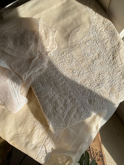 Ensemble costume en voile de coton avec travail de chikankari jaal et encolure, et dupatta en mousseline (lot de 3) (non cousu)