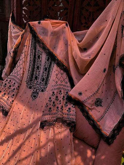 Ensemble kurta en pur mulmul avec travail Chikankari et Cutdana-Moti et dupatta brodé (lot de 3) (cousu)
