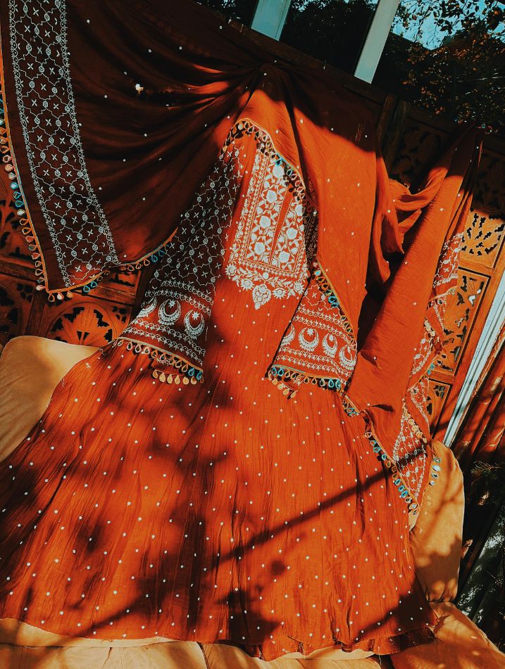 Ensemble Kurta Mulmul Pur avec Chikankari et Cutdana - Broderie Moti Noire avec Dupatta Brodé (Ensemble de 3) (Cousu)