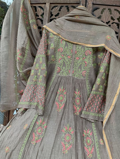 Ensemble A-Line Chikankari et Mukesh raffiné