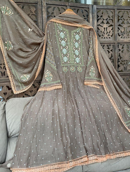 Élégance intemporelle en Mulmul Chikankari