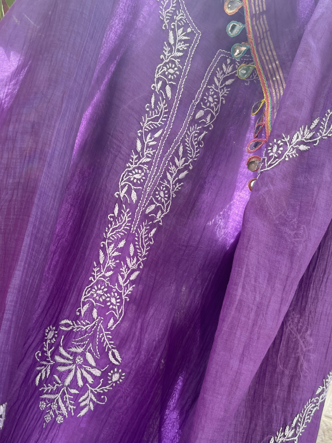 Ensemble Kurta Mulmul Pur avec Chikankari et Manches Brodés avec Dupatta en Dentelle Miroir (Ensemble de 3) (Semi-cousu)