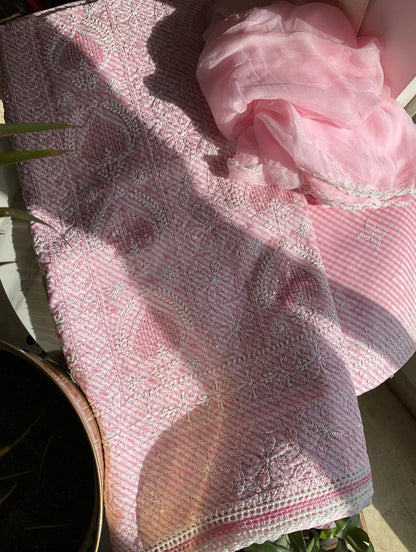 Ensemble de costume en voile de coton imprimé avec broderie Chikankari Jaal et travail de sequins-cutdana avec dupatta en mousseline (Lot de 3) (Non cousu)