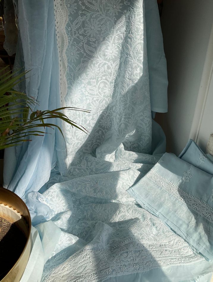 Ensemble costume en voile de coton avec broderie Chikankari Jaal et bordures, et dupatta en mousseline (lot de 3) (non cousu)