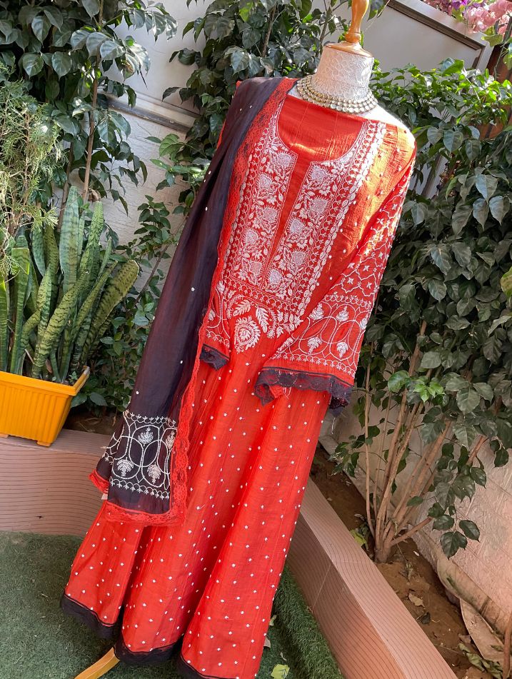 Ensemble Kurta Mulmul Pur avec Travail Chikankari & Cutdana et Dupatta Orné (Ensemble de 3) (Semi-Cousu)