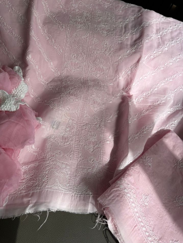 Ensemble Costume en Voile Pur Coton avec Broderie Chikankari Fine et Travail Haath Jaali avec Dupatta en Mousseline (Lot de 3)