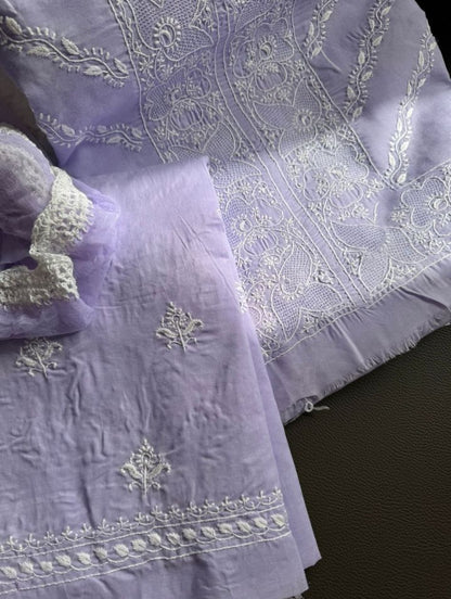 Ensemble de costume en voile de coton Loom avec broderie Chikankari fine et travail Haath Jaali avec dupatta en mousseline de soie