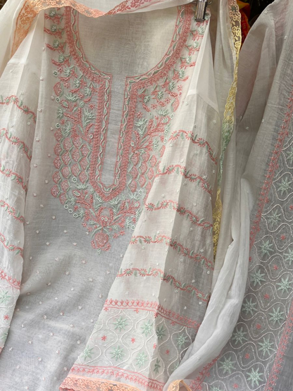 Ensemble de costume en pur Mulmul avec broderie Chikankari multicolore et ornements de perles, et dupatta brodé (Ensemble de 3) (Non cousu)