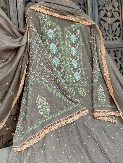 Élégance intemporelle en Mulmul Chikankari