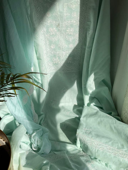 Ensemble Costume en Voile de Coton avec Travail Jaal et Booti Chikankari Fait Main, et Dupatta en Mousseline (Lot de 3) (Non Cousu)