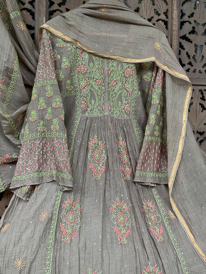 Ensemble A-Line Chikankari et Mukesh raffiné