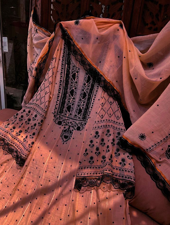 Ensemble kurta en pur mulmul avec travail Chikankari et Cutdana-Moti et dupatta brodé (lot de 3) (cousu)