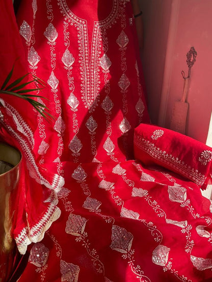 Ensemble de costume en voile de coton avec broderie Chikankari Jaal lourde et travail de Cutdana-Paillettes avec dupatta en mousseline