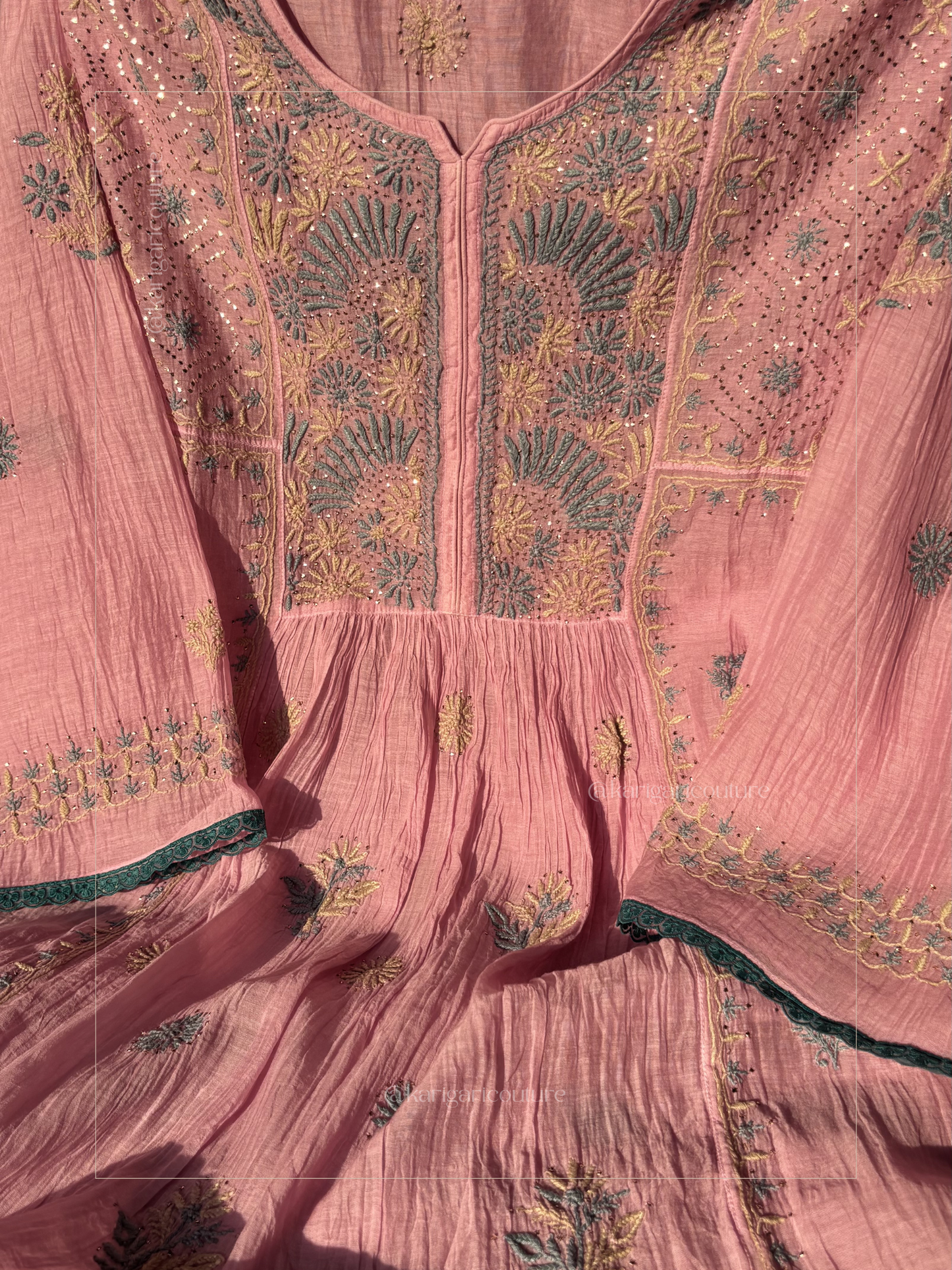 Tunique froncée en mulmul Chikan et Mukaish brodée main avec dupatta