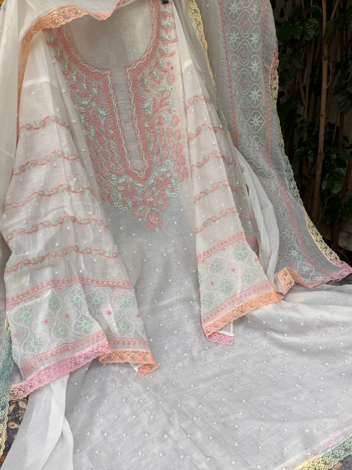 Ensemble de costume en pur Mulmul avec broderie Chikankari multicolore et ornements de perles, et dupatta brodé (Ensemble de 3) (Non cousu)