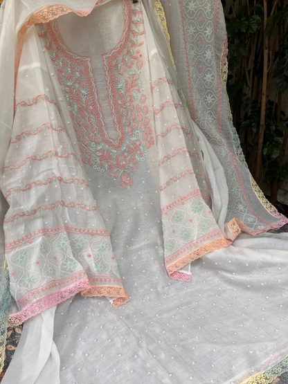 Ensemble de costume en pur Mulmul avec broderie Chikankari multicolore et ornements de perles, et dupatta brodé (Ensemble de 3) (Non cousu)