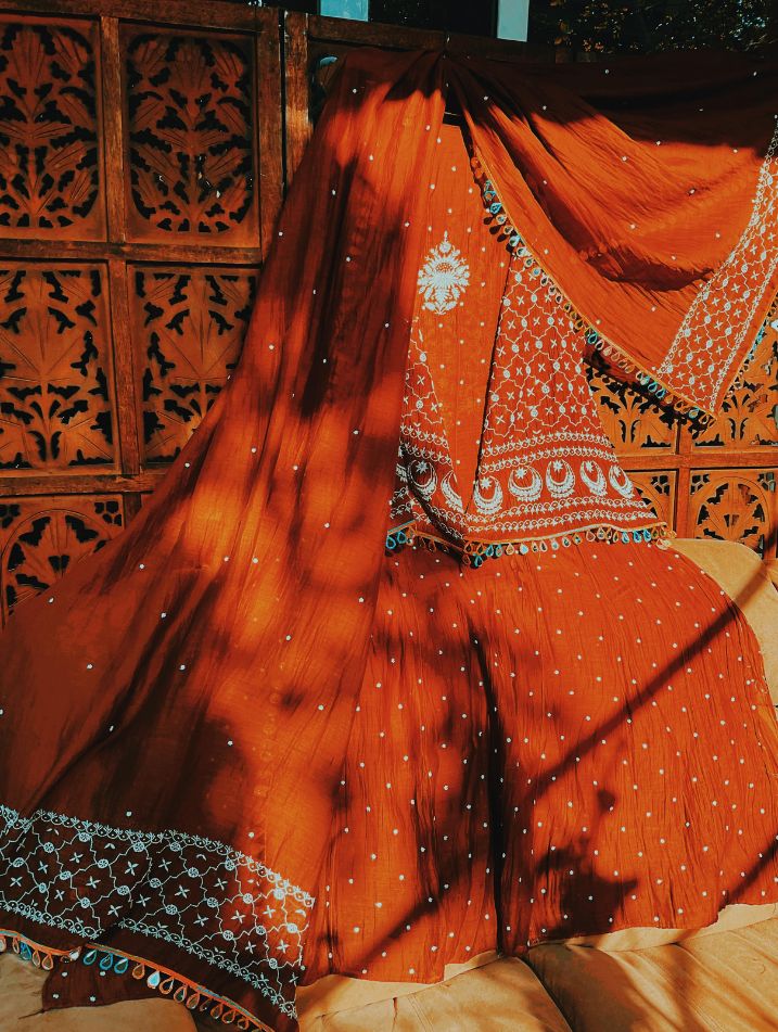 Ensemble Kurta Mulmul Pur avec Chikankari et Cutdana - Broderie Moti Noire avec Dupatta Brodé (Ensemble de 3) (Cousu)