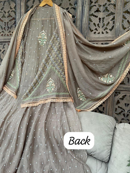 Élégance intemporelle en Mulmul Chikankari