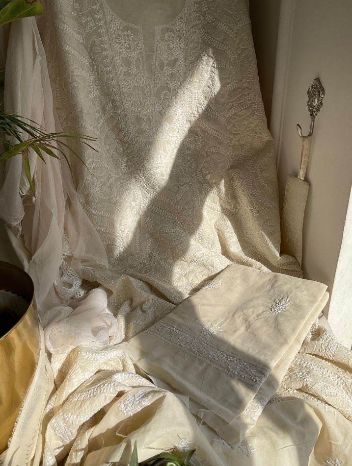 Ensemble costume en voile de coton avec travail de chikankari jaal et encolure, et dupatta en mousseline (lot de 3) (non cousu)