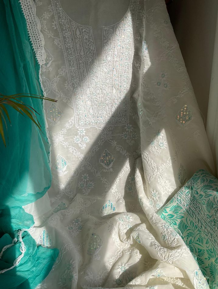 Ensemble de costume en voile de coton avec broderie Chikankari Jaal et travail de sequins-Cutdana, avec dupatta en mousseline (lot de 3) (non cousu)