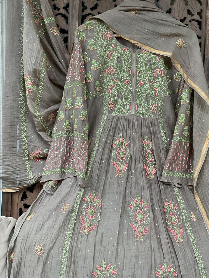 Ensemble A-Line Chikankari et Mukesh raffiné