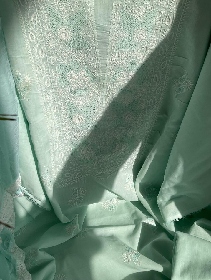 Ensemble Costume en Voile de Coton avec Travail Jaal et Booti Chikankari Fait Main, et Dupatta en Mousseline (Lot de 3) (Non Cousu)