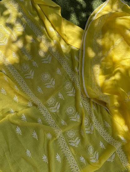 Ensemble Kota Chikankari non cousu