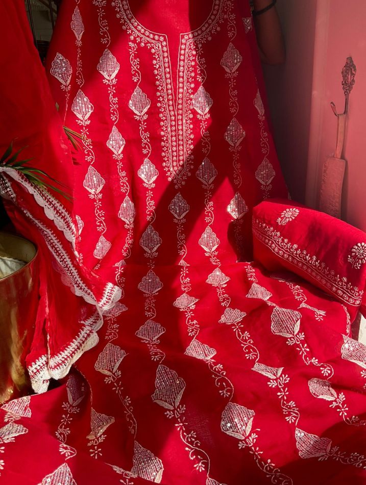 Ensemble de costume en voile de coton avec broderie Chikankari Jaal lourde et travail de Cutdana-Paillettes avec dupatta en mousseline