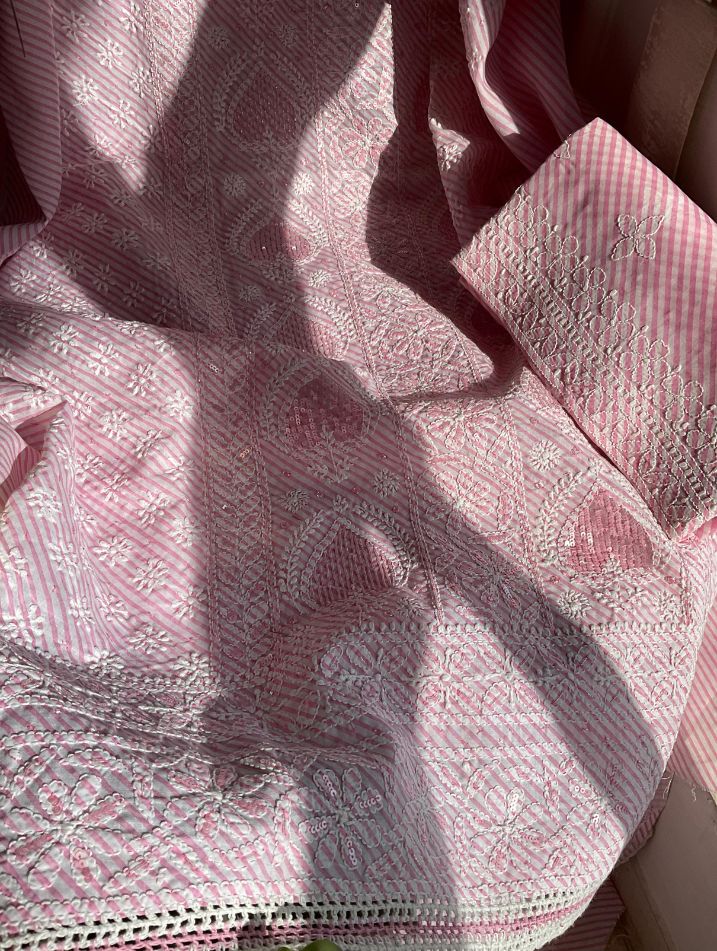 Ensemble de costume en voile de coton imprimé avec broderie Chikankari Jaal et travail de sequins-cutdana avec dupatta en mousseline (Lot de 3) (Non cousu)