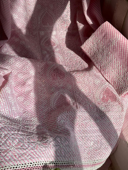 Ensemble de costume en voile de coton imprimé avec broderie Chikankari Jaal et travail de sequins-cutdana avec dupatta en mousseline (Lot de 3) (Non cousu)