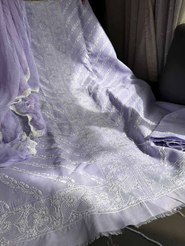 Ensemble de costume en voile de coton Loom avec broderie Chikankari fine et travail Haath Jaali avec dupatta en mousseline de soie