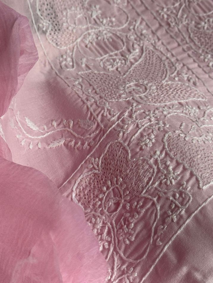 Ensemble Costume en Voile Pur Coton avec Broderie Chikankari Fine et Travail Haath Jaali avec Dupatta en Mousseline (Lot de 3)