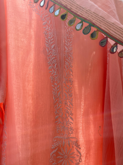 Ensemble Kurta Mulmul Pur avec Chikankari et Manches Brodés avec Dupatta en Dentelle Miroir (Ensemble de 3) (Semi-cousu)