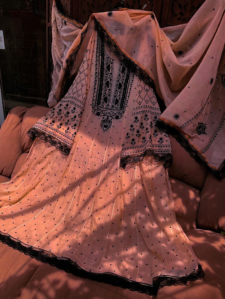 Ensemble kurta en pur mulmul avec travail Chikankari et Cutdana-Moti et dupatta brodé (lot de 3) (cousu)