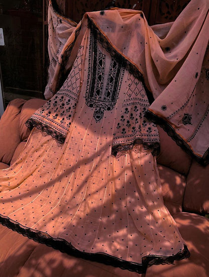 Ensemble kurta en pur mulmul avec travail Chikankari et Cutdana-Moti et dupatta brodé (lot de 3) (cousu)