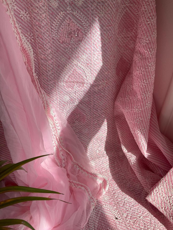 Ensemble de costume en voile de coton imprimé avec broderie Chikankari Jaal et travail de sequins-cutdana avec dupatta en mousseline (Lot de 3) (Non cousu)