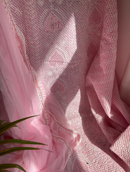 Ensemble de costume en voile de coton imprimé avec broderie Chikankari Jaal et travail de sequins-cutdana avec dupatta en mousseline (Lot de 3) (Non cousu)