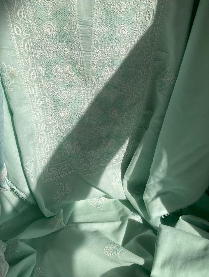 Ensemble Costume en Voile de Coton avec Travail Jaal et Booti Chikankari Fait Main, et Dupatta en Mousseline (Lot de 3) (Non Cousu)