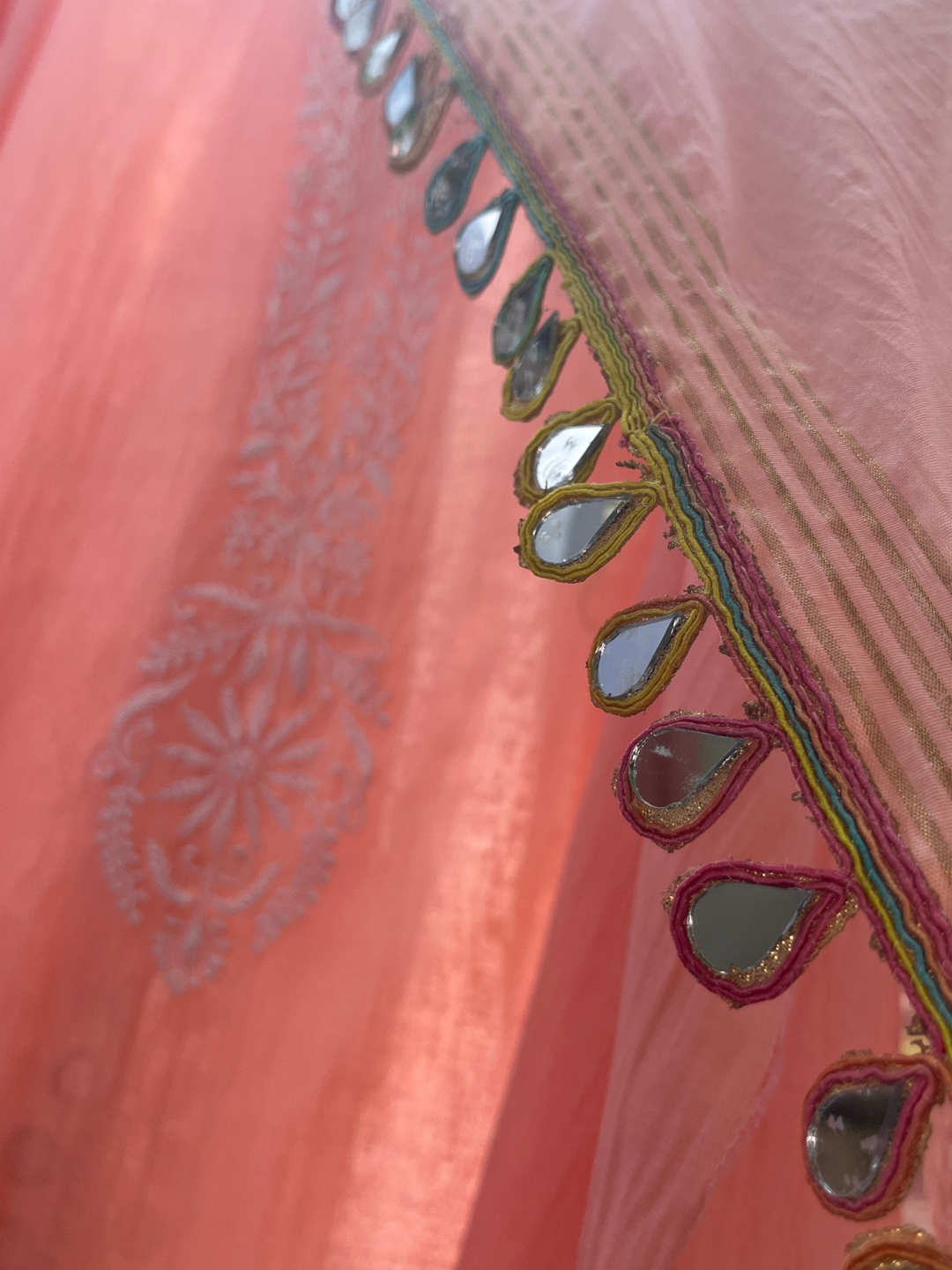 Ensemble Kurta Mulmul Pur avec Chikankari et Manches Brodés avec Dupatta en Dentelle Miroir (Ensemble de 3) (Semi-cousu)