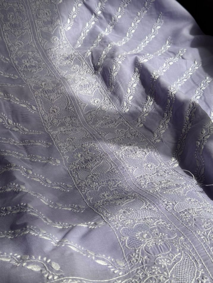 Ensemble de costume en voile de coton Loom avec broderie Chikankari fine et travail Haath Jaali avec dupatta en mousseline de soie