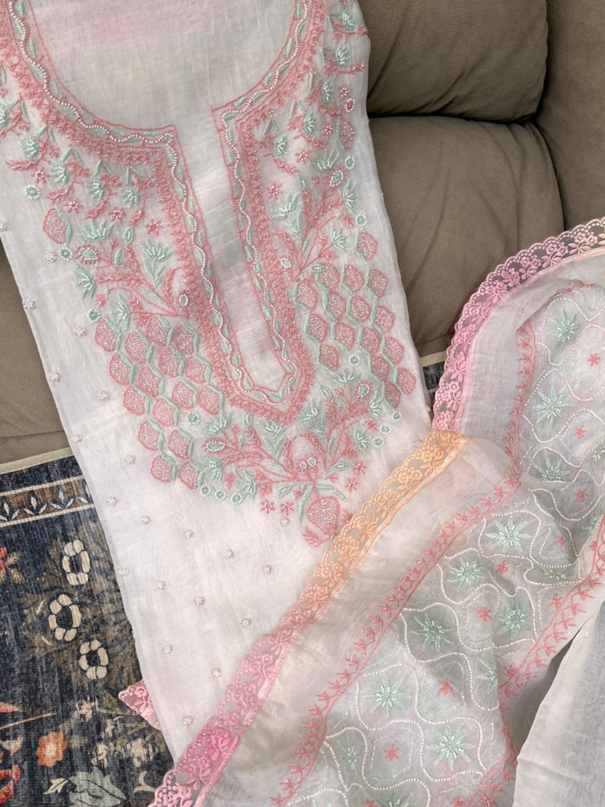 Ensemble de costume en pur Mulmul avec broderie Chikankari multicolore et ornements de perles, et dupatta brodé (Ensemble de 3) (Non cousu)