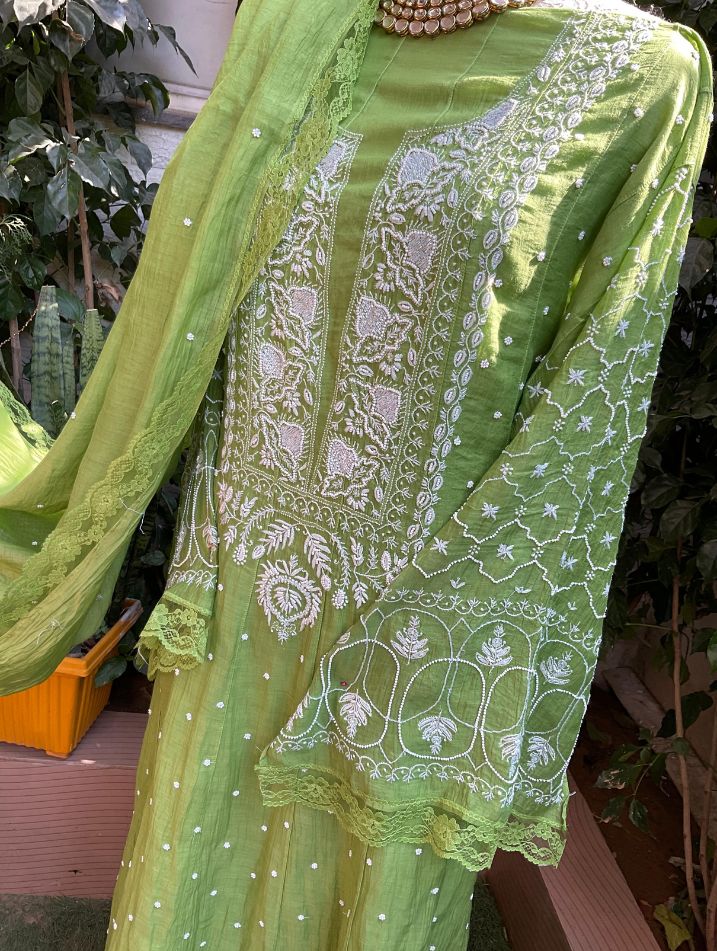 Ensemble Kurta en pur Mulmul avec broderies Chikankari et Cutdana, et dupatta orné (Lot de 3) (Semi-cousu)