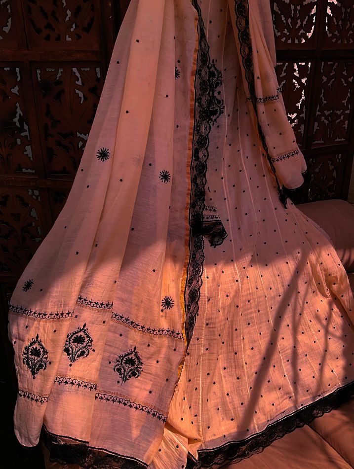 Ensemble kurta en pur mulmul avec travail Chikankari et Cutdana-Moti et dupatta brodé (lot de 3) (cousu)