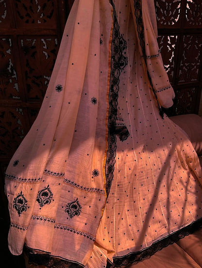 Ensemble kurta en pur mulmul avec travail Chikankari et Cutdana-Moti et dupatta brodé (lot de 3) (cousu)