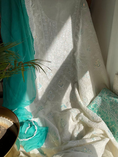 Ensemble de costume en voile de coton avec broderie Chikankari Jaal et travail de sequins-Cutdana, avec dupatta en mousseline (lot de 3) (non cousu)