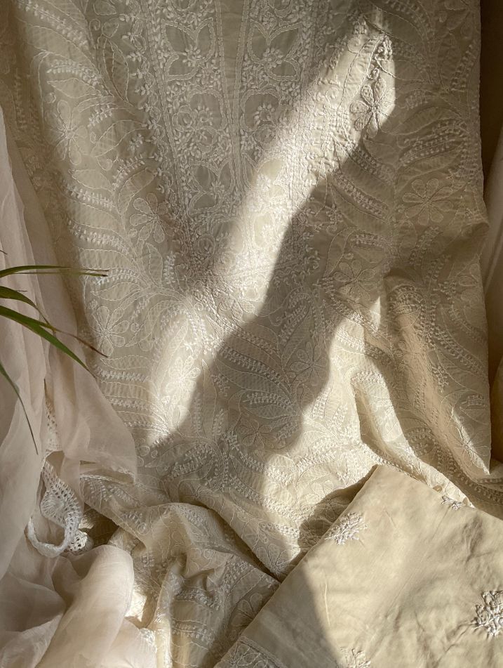 Ensemble costume en voile de coton avec travail de chikankari jaal et encolure, et dupatta en mousseline (lot de 3) (non cousu)